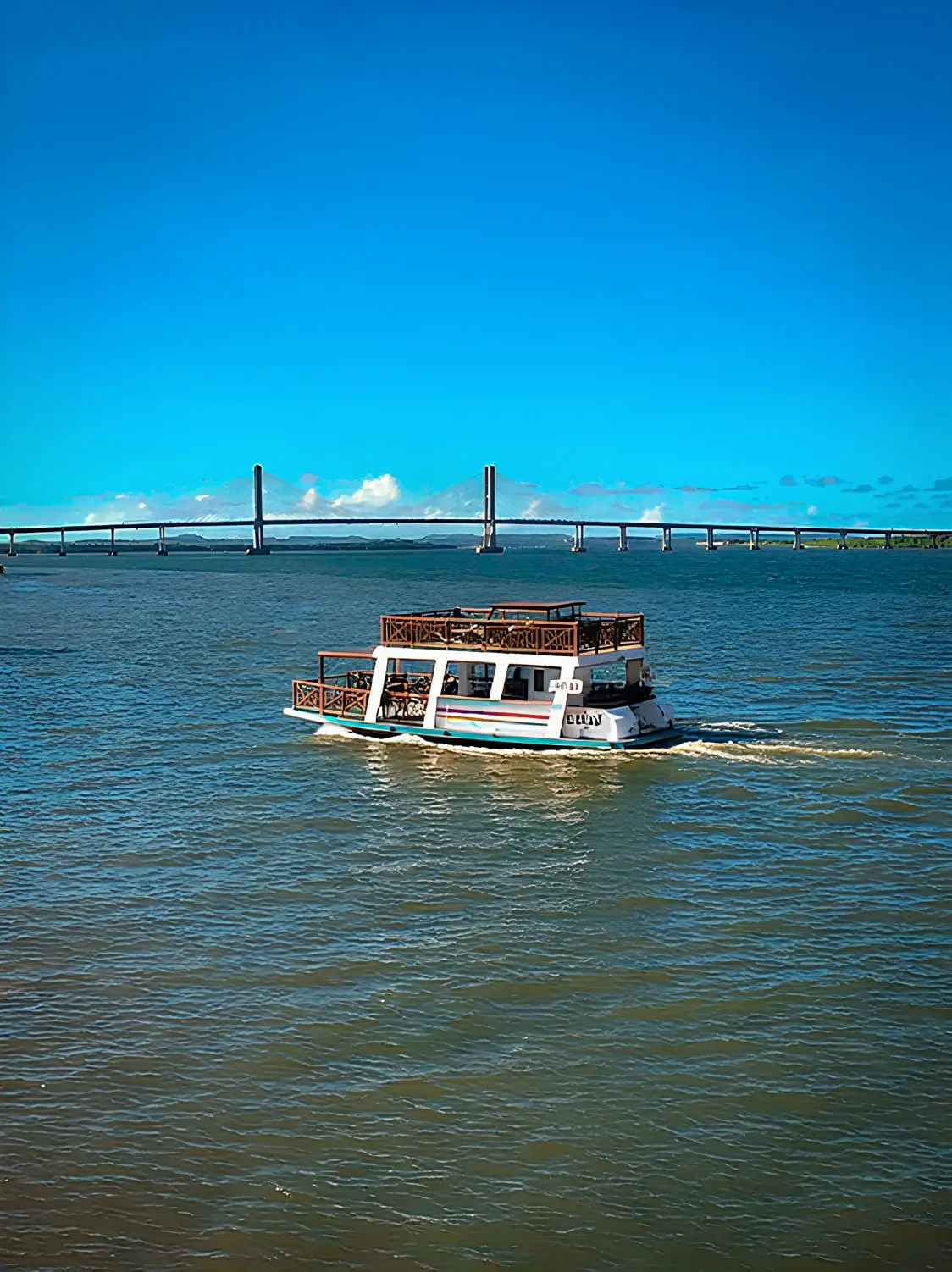 Catamarã da Cajuí navegando no Rio Sergipe