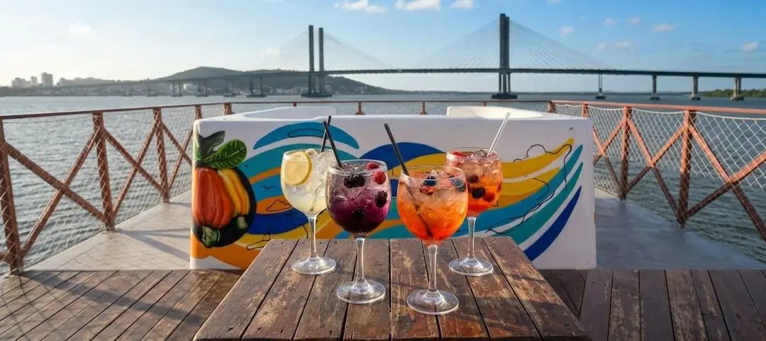 Drinks da casa servidos a bordo